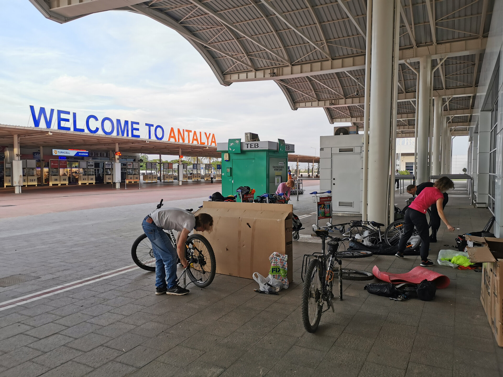 <span lang="ru">Собиваем велосипеды возле аэропорта</span><span lang="en">Assembling bicycles near an airport</span>