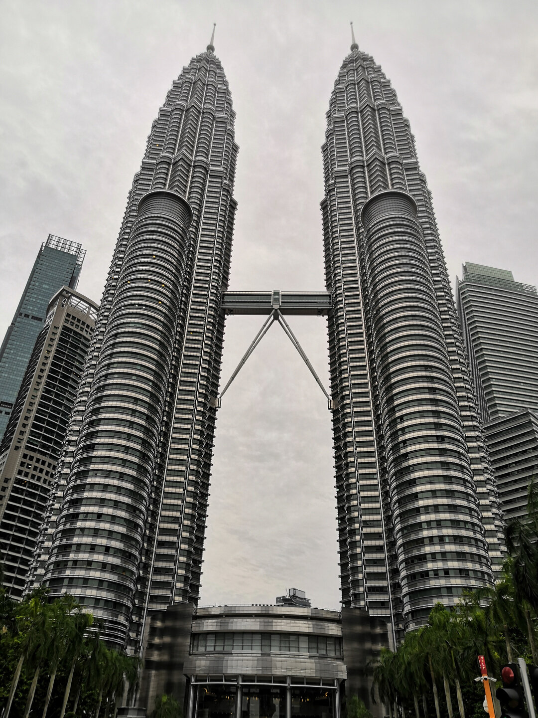 <span lang="ru">Башни Petronas, вид днем</span><span lang="en">Petronas Towers, daytime view</span>