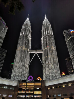 <span lang="ru">Башни Petronas, вид ночью</span><span lang="en">Petronas Towers, night view</span>
